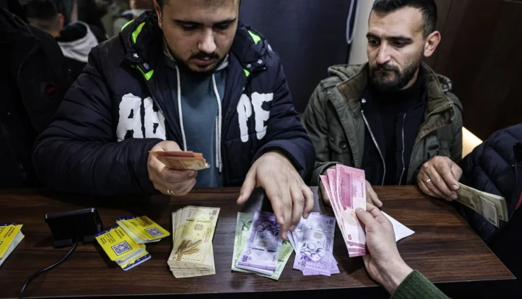 مع انتهاء المهلة الرسمية لاستبدال العملة السورية القديمة، وانتقال الأسواق إلى التعامل بالليرة الجديدة برزت مشكلة نقدية وهي النقص بـ الفكة
