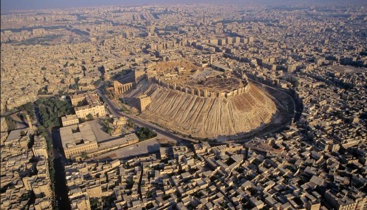 تحليل شامل لواقع حلب الاقتصادي: بين التنافس مع السلع الحدودية، أزمة الطاقة، وصراع الإعمار. هل تستعيد حلب دورها الصناعي أم تتحول لممر تجاري؟