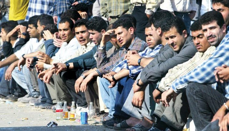 تقرير يحلل أزمة الأجور والبطالة في سوريا، ويكشف الفجوة بين الارتفاع الحاد في تكاليف المعيشة ومؤشرات التعافي الاقتصادي المعلنة.