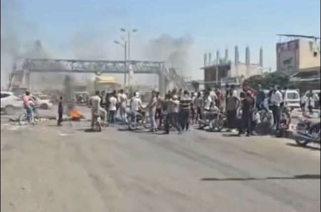 شهدت مدينة الصنمين بريف درعا الشمالي، أمس الأحد، احتجاجات شعبية على خلفية قرار مديرية منطقة الصنمين إزالة البسطات من السوق الرئيسي
