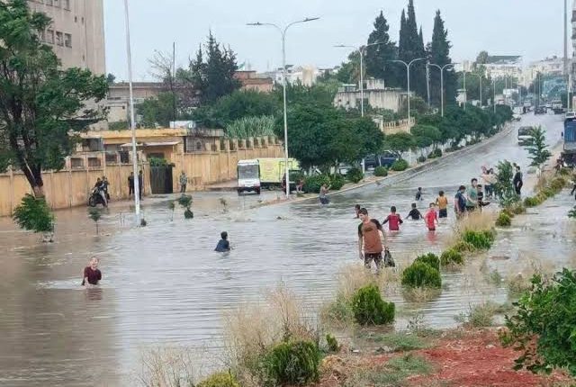أظهرت الأمطار الغزيرة التي هطلتعلى مدن وبلدات في محافظة إدلب شمال غربي سوريا، وفي مقدمتها مدينة إدلب، التحديات التي تواجه شبكات التصريف