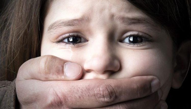 شهدت قرية الحويز في ريف جبلة حادثة أثارت موجة غضب وتوتر أمني واسع؛ حيث اختُطفت الطفلة نتالي محمد الدخيل (8 أعوام) من منزلها في وضح النهار.