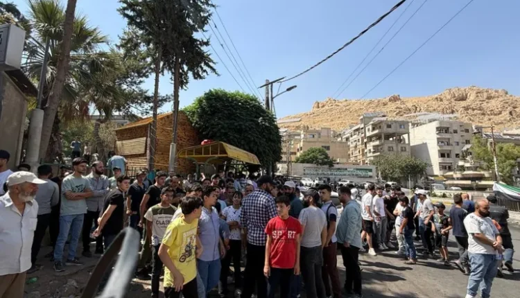 شهدت بلدة عين منين بريف دمشق تطورات ميدانية متسارعة خلال الأيام الماضية، إثر احتجاجات وإضراب عام تخللتهما اعتقالات قامت بها قوى الأمن