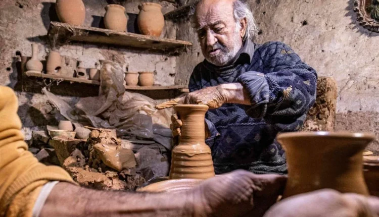 تقرير يحلل واقع الحرف التراثية السورية في دمشق وحلب ودير الزور وحماة بين عمليات ترميم الأسواق التاريخية وأزمة اندثار المهن اليدوية.