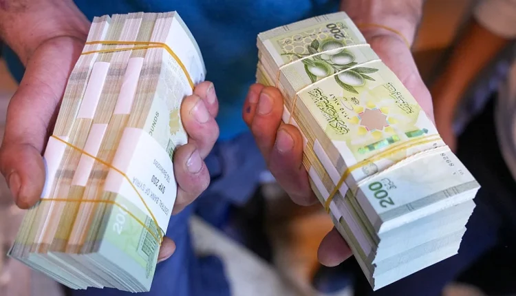 تراجعت الليرة السورية أمام الدولار في السوق الموازية إلى 138 ليرة للبيع، مع اتساع الفارق عن السعر الرسمي وسط ضغوط المحروقات والاستيراد.