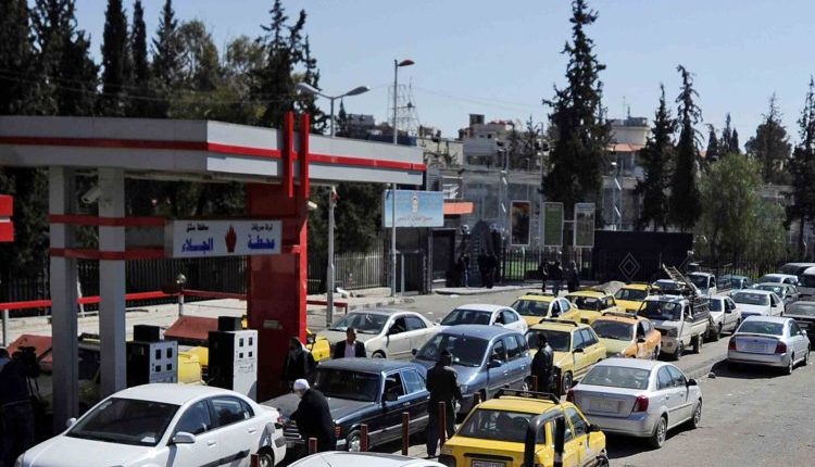 ارتفاع أسعار المازوت والبنزين في سوريا يفتح نقاشاً حول أثر المحروقات على النقل والزراعة والإنتاج والقدرة الشرائية وآلية احتساب الأسعار.