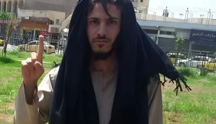 أثار تعيين محمد صبحي الناشف مديراً للإعلام الرقمي في الرقة جدلاً واسعاً في الشارع السوري، بعد تداول صور توثق ظهوره إلى جانب رؤوس مقطوعة