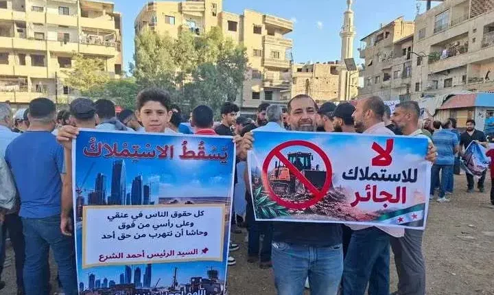 احتجاجات في ضاحية قدسيا تطالب بمراجعة استملاك الأراضي المرتبطة بمشروعي «شام فيو» و«أبيات هيلز»، وسط مطالب بحسم حقوق أصحاب العقارات.