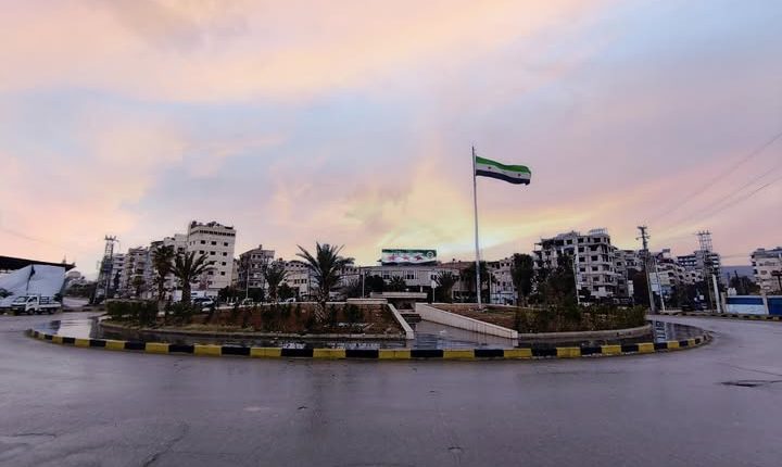 شهدت مدينة دوما في ريف دمشق، الأربعاء، توتراً أمنياً واحتجاجات شعبية على خلفية اعتقال شاب ووالده بسبب منشور على موقع "فيسبوك"،