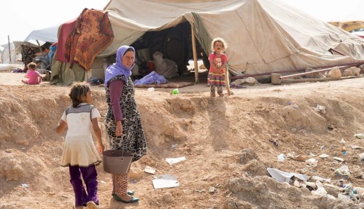 يعيش نحو 10 آلاف نازح في مخيمي سهلة البنات و"البيت اليوناني" العشوائيين بريف الرقة ظروفاً إنسانية وصحية قاسية