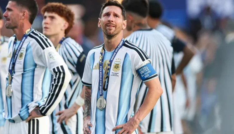 ليونيل ميسي يعلن اعتزاله اللعب الدولي مع منتخب الأرجنتين بعد مسيرة تاريخية شهدت التتويج بكأس العالم 2022 وكوبا أمريكا