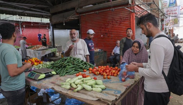 تتسع فجوة الأجور وتكاليف المعيشة في سوريا مع ارتفاع الأسعار وتراجع الليرة، وسط زيادة نفقات الغذاء والسكن والصحة والمواصلات.