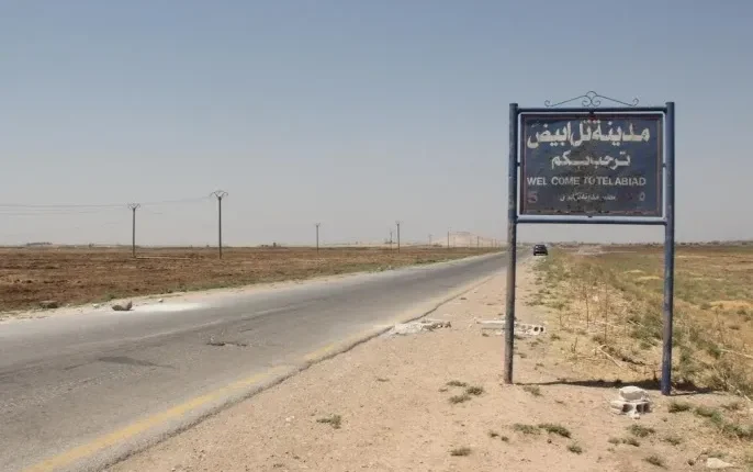 المرصد السوري يوثق اعتداءً مسلحاً على عائلة كردية في قرية بئر طمح بريف تل أبيض الغربي وطرد أفرادها من أرضهم تحت تهديد السلاح.