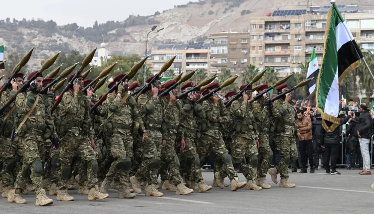 وزارة الدفاع السورية تجمد منح الرتب لعدد من كوادر الجيش الجديد إلى حين استكمال الشروط التعليمية والتخرج من الكليات الحربية