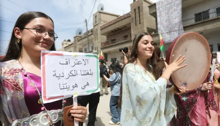 إلهام أحمد تطالب بتدريس جميع المناهج باللغة الكردية وضمان هذا الحق في الدستور السوري الجديد، وسط اعتراضات على ثلاث حصص أسبوعية للكردية