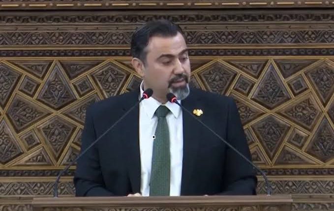 ناقش مجلس الشعب السوري واقع التعليم مع وزير التربية محمد عبد الرحمن تركو، وسط ملفات التسرب والمعلمين والمدارس ومداخلات حول ضرب الطلاب