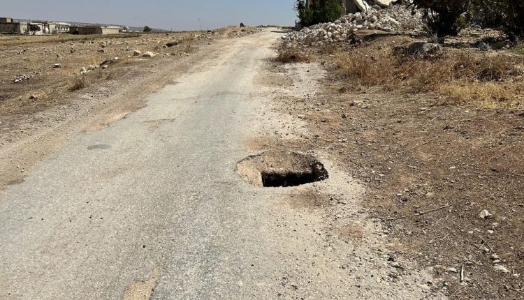 طرق ريف حمص الشمالي تتآكل.. حفر وحوادث وجسور مشاة مؤجلة
