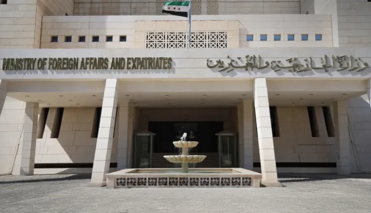الخارجية السورية تحدد شروط إعادة العلاقات مع إيران، مؤكدة أن دمشق تشترط احترام سيادة سوريا وإرادة شعبها ومراجعة السياسات الإيرانية.