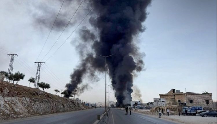 وزارة الدفاع السورية تعلن مقتل 14 من أفراد الجيش وإصابة أكثر من 10 أشخاص في انفجار مستودع أسلحة ومخلفات حرب قرب سرمدا بريف إدلب