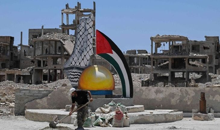 نحو 431 ألف لاجئ فلسطيني مسجلون في سوريا، وسط عودة تدريجية إلى المخيمات، ودمار واسع ومطالب بإعادة الإعمار وحق التملك والتجنيس.