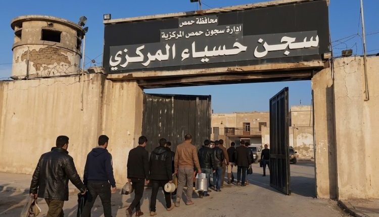 أُفرج عن 16 موقوفاً من سجني حماة المركزي وحسياء، ضمن دفعات، فيما يقول المرصد السوري إن نحو 6 آلاف موقوف ما زالوا محتجزين منذ سقوط النظام