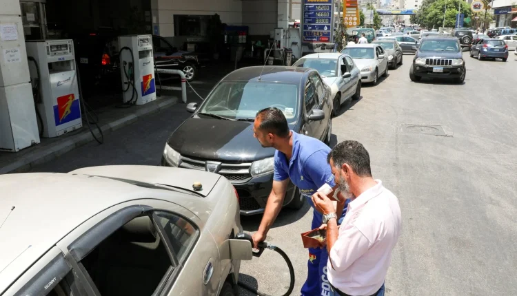 تتكرر أزمات الوقود في سوريا بفعل فجوة الإنتاج والطلب وارتفاع تكاليف الاستيراد، وسط جدل حول التكرير وتوزيع المشتقات النفطية وغياب المنافسة.