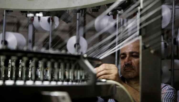 فتح السوق السورية أمام الواردات يفاقم ضغوط الصناعة السورية، مع ارتفاع تكاليف الإنتاج والطاقة وضعف التمويل وتراجع قدرة المصانع على المنافسة.