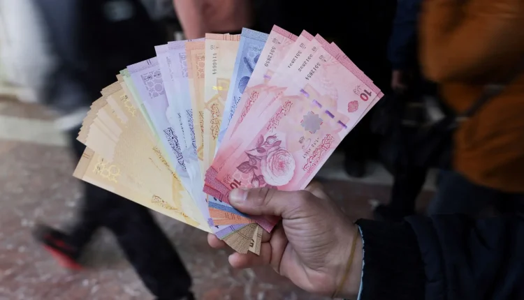 تراجع الليرة السورية أمام الدولار وسط ارتفاع أسعار المحروقات وعجز الموازنة بنحو مليار دولار، وخبراء يحذرون من تداعيات ضعف الثقة..