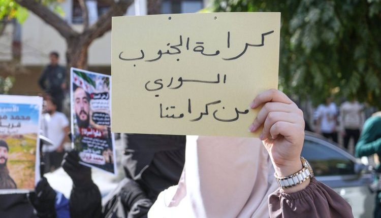 تظاهرات في سوريا تنديداً بالتوغلات الإسرائيلية في درعا والقنيطرة، بالتزامن مع قصف مدفعي وإغلاق طرق، وتحذيرات من أزمة تهجير جديدة.