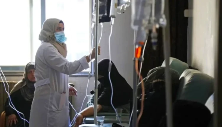 يعاني مرضى السرطان في سوريا من ارتفاع تكاليف الأدوية والفحوصات والنقل والإقامة، رغم مجانية بعض الجرعات العلاجية، ما يهدد استمرارية العلاج.