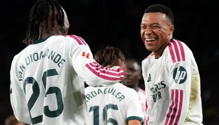 ريال مدريد يفوز على برشلونة بنتيجة 2-1 في الكلاسيكو بالدوري الإسباني، بفضل هدفي كيليان مبابي، ويقلص الفارق مع المتصدر.