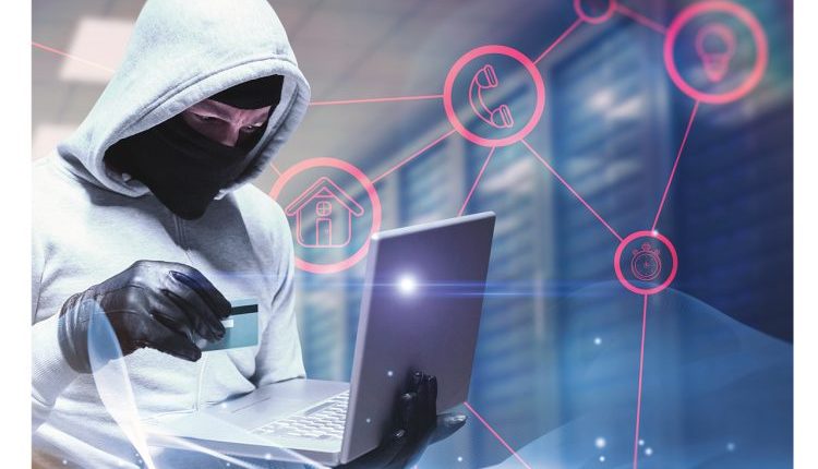 تهديدات وابتزاز إلكتروني يلاحقان الصحافيين في سوريا، وسط مطالب بإقرار قانون إعلام جديد وتعزيز الحماية القانونية والرقمية للإعلاميين.