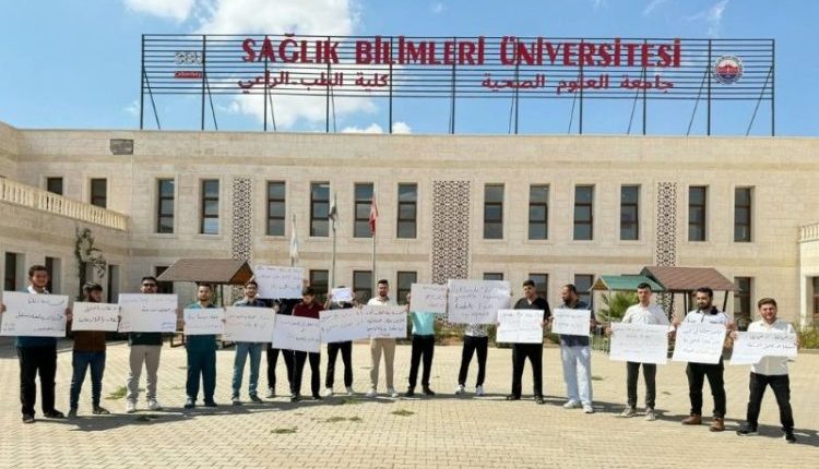 نحو 500 طالب في جامعة العلوم الصحية التركية بالراعي شمال حلب يواجهون مصيراً مجهولاً بعد قرار إغلاق الجامعة ونقلهم إلى الجامعات السورية.