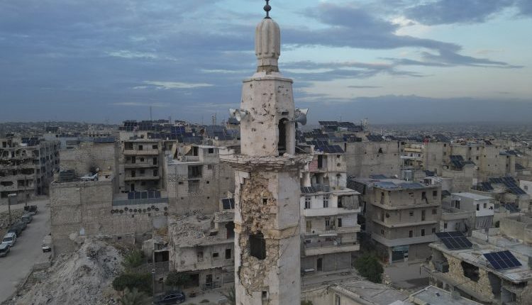 حلب تواجه تحديات أمنية واقتصادية متزايدة مع انتشار الجرائم والبطالة، وسط مخاوف من تداعيات تراجع المدينة على استقرار سوريا ووحدتها.