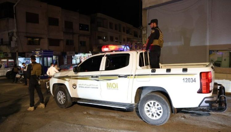 قُتل أربعة عناصر من أمن الطرق وأصيب ستة آخرون في هجمات مسلحة استهدفت دوريات وحواجز في أثريا والحمرا بريف حماة الشرقي.