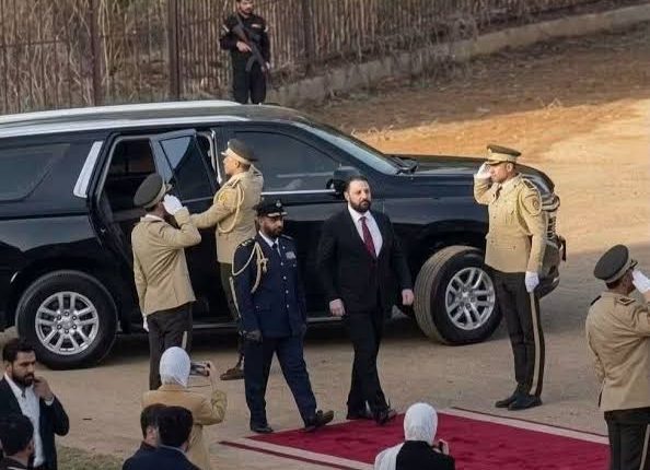 أثار استقبال محافظ طرطوس أحمد الشامي بالسجادة الحمراء خلال حفل أمني جدلاً حول البروتوكول الرسمي ومظاهر الأبهة في ظل الظروف المعيشية السورية