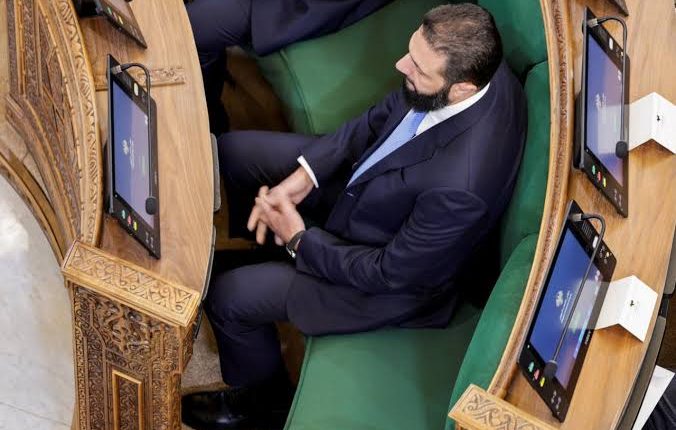 موقف أحمد الشرع من الانخراط في لبنان يتقاطع مع حسابات أمنية واقتصادية وإقليمية، وسط حديث عن شروط سورية مقابل أي دور محتمل ضد حزب الله.