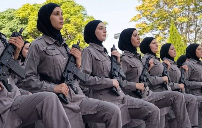 انتقدت منظمة «هيومن رايتس ووتش» شروط القبول في جامعتي الدفاع والأمن في سوريا، معتبرةً أنها تحرم النساء من الالتحاق بمعظم البرامج