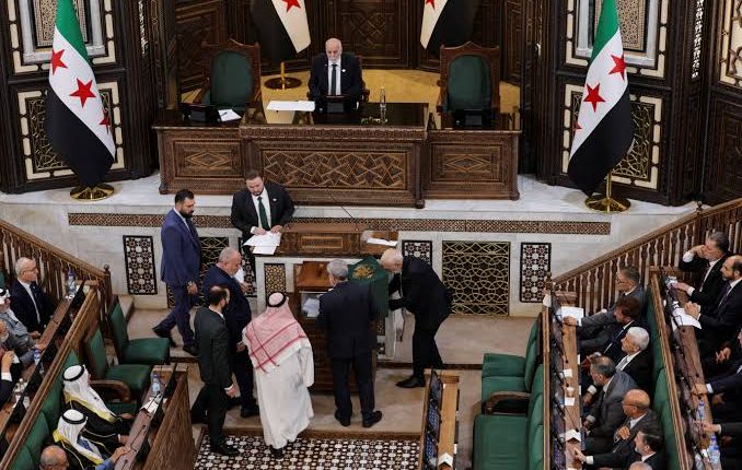 يناقش مجلس الشعب السوري إلغاء القانون 41 لعام 2004 المنظم للملكية العقارية في المناطق الحدودية، وسط مطالب بتسهيل معاملات البيع والتسجيل في الحسكة وعفرين وكوباني.