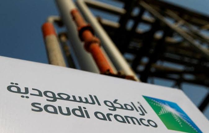 أعلنت الشركة السورية للبترول اتفاقاً مع أرامكو لتوريد المشتقات النفطية إلى سوريا، عبر اعتماد مستندي هو الأول منذ 14 عاماً، بالتزامن مع وصول 15 ناقلة بنزين وديزل.