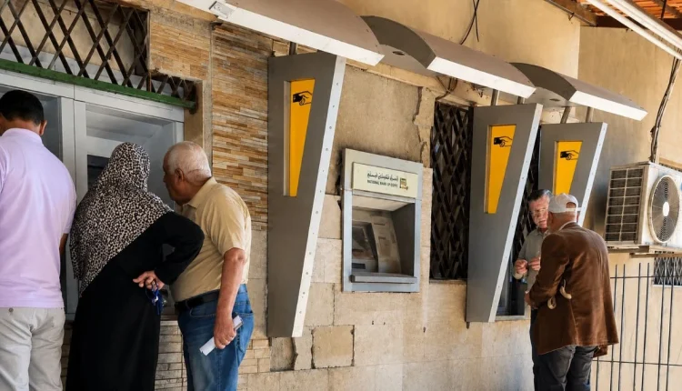سوريا تتذيل ترتيب متوسط الرواتب عربياً وفق بيانات نيمبيو، وسط فجوة واسعة بين الأجور وتكاليف المعيشة وارتفاع أعباء السكن والتعليم والفقر.