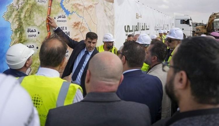 سوريا تبدأ تنفيذ 186 كيلومترًا من خط الغاز العربي، مع إنشاء محطة ضغط في الفرقلس بطاقة نقل 11 مليون متر مكعب يوميًا قابلة للرفع.
